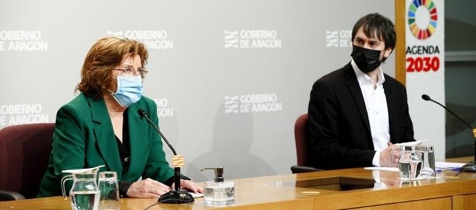 La consejera de Ciudadanía, María Victoria Broto y el director gerente del IAJ, Adrián Gimeno.