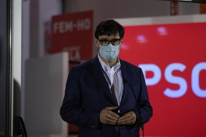 Archivo - Salvador Illa en rueda de prensa a su llegada a la sede minutos antes del cierre de los colegios electorales durante el 14-F, en Barcelona, Catalunya (España), a 14 de febrero de 2021.