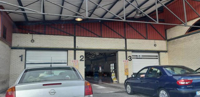 Archivo - Vehículos esperando a la revisión de la ITV