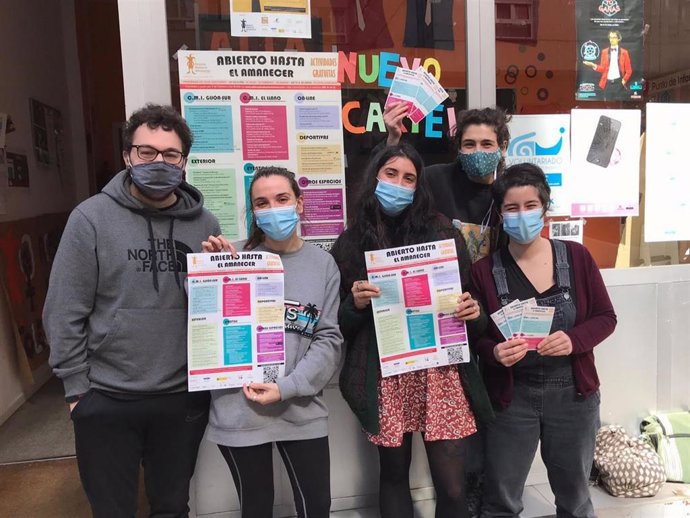 Una parte del equipo de trabajo de 'Abierto hasta el Amanecer' posa con el cartel de su programación actual