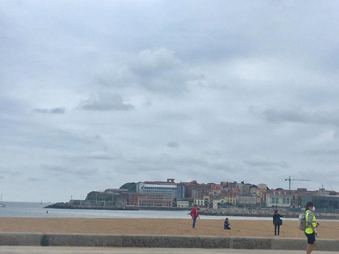 Archivo - Playa de Poniente en Gijón