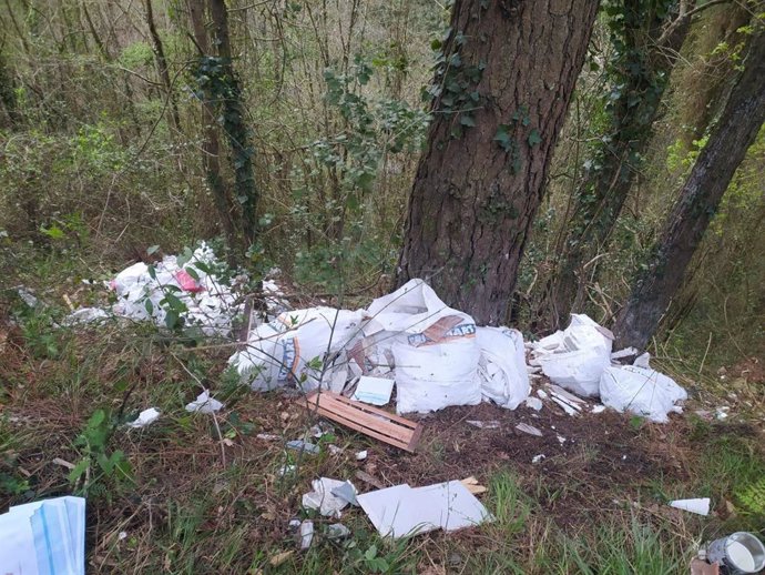 Vertido de escombros en El Regato (Barakaldo)