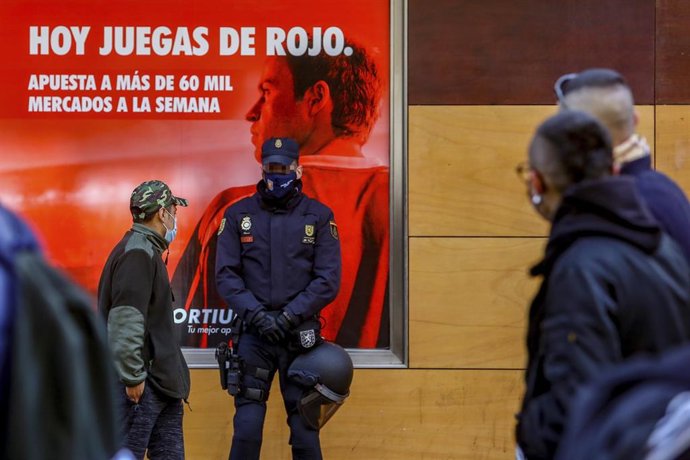 Archivo - Imagen de diciembre de 2020 del exterior de una casa de apuestas en Madrid.