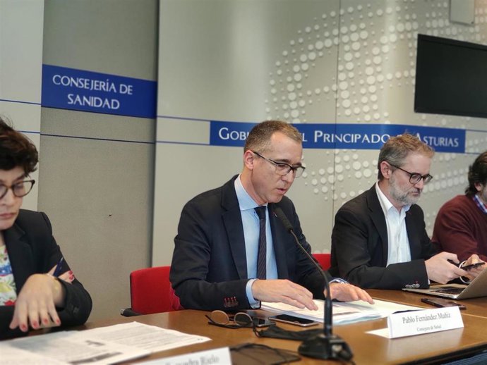 Archivo - El consejero de Salud, Pablo Muñiz, informa en rueda de prensa de la evolución del coronavirus en Asturias, junto a Rafael Cofiño, Concepción Saavedra e Ismael Huerta.