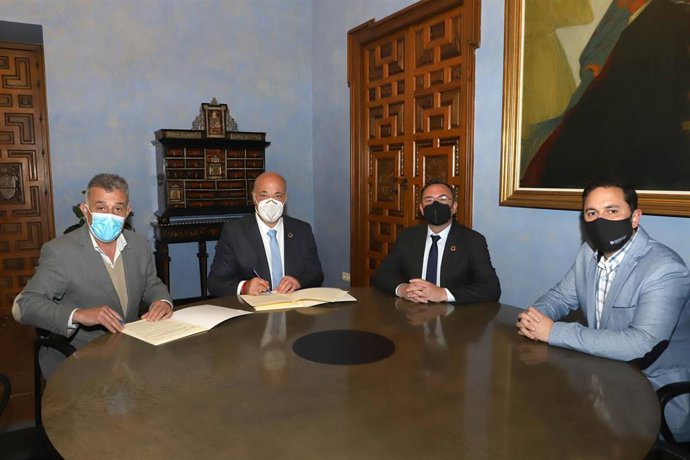 El presidente de la Diputación de Córdoba, Antonio Ruiz (segundo por la izda.), en uno de los actos de firma.