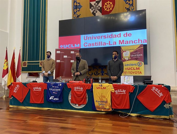 El rector de la UCLM, Julián Garde, en una rueda de prensa previa al partido del BM Caserío frente al BM Triana