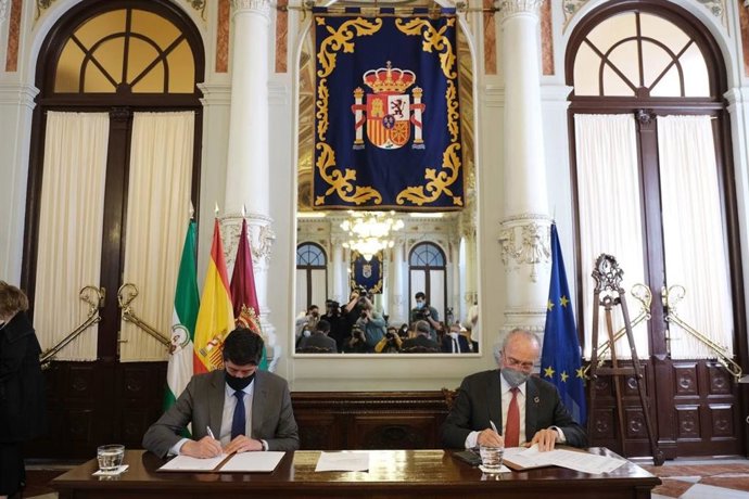 Juan Marín y Francisco de la Torre en la firma de un protocolo