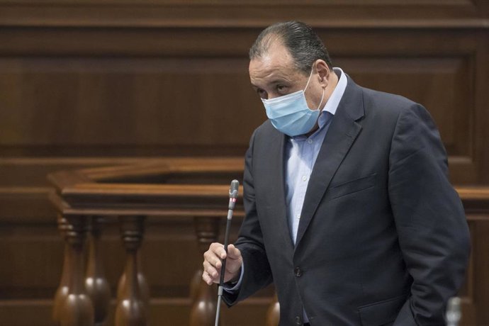 Archivo - El consejero de Sanidad del Gobierno de Canarias, Blas Trujillo