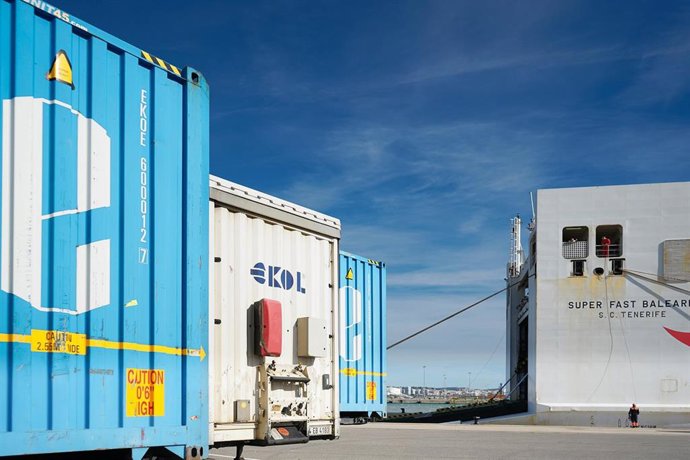 Archivo - Contenedores de carga en el Port de Tarragona.