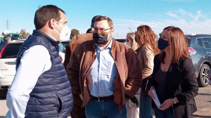 Angela Mulas y Carlos Zambrano con el presidente de Asaja Cádiz antes de la manifestación contra la PAC