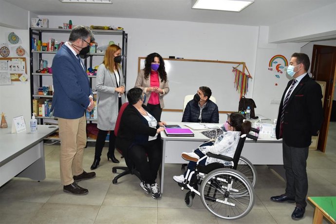 Visita de la consejera de Igualdad, Políticas Sociales y Conciliación, Rocío Ruiz, a las instalaciones de la Oficina de Vida Independiente en Huelva.