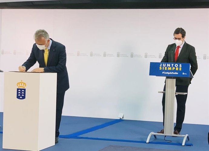 El presidente de Canarias, Ángel Víctor Torres, y el presidente de la Confederación Española de Organizaciones Empresariales (CEOE), Antonio Garamendi, firman el protocolo del 'Plan Sumamos Salud+Economía'.