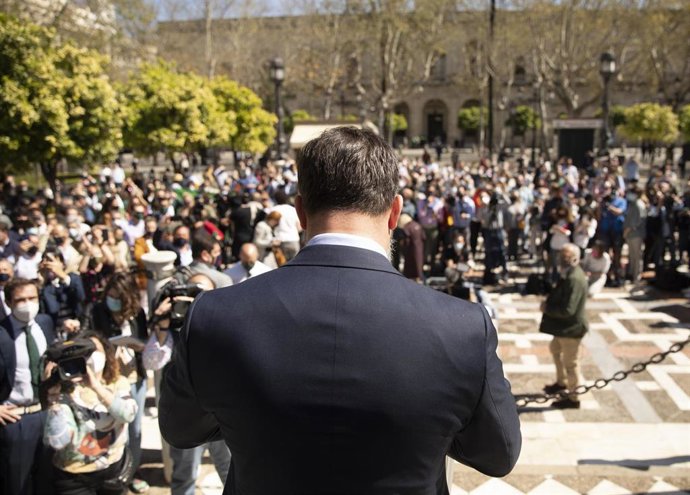 El presidente de Vox, Santiago Abascal, en la Plaza Nueva de Sevilla