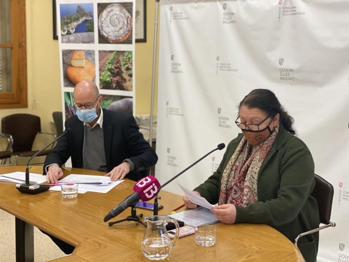 La consellera de Agricultura, Pesca y Alimentación, Mae de la Concha, y el director general de Agricultura, Ganadería y Desarrollo Rural, Fernando Fernández, durante la presentación del Plan de Reestructuración del sector de los Frutos Secos.