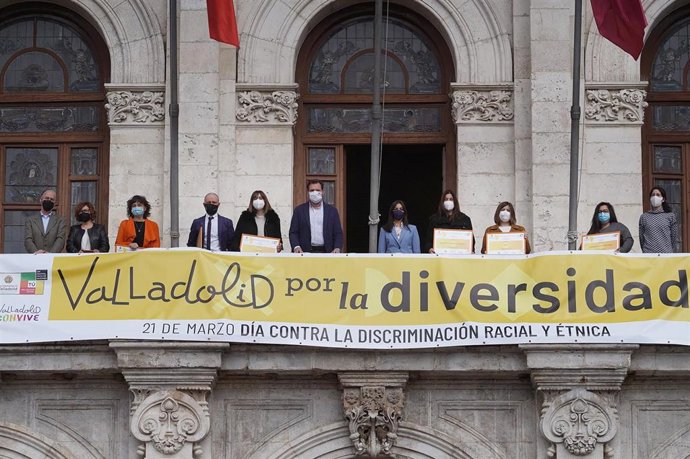 El alcalde posa en el balcón del Ayuntamiento con responsables de entidades que luchan contra la discriminación racial y étnica.