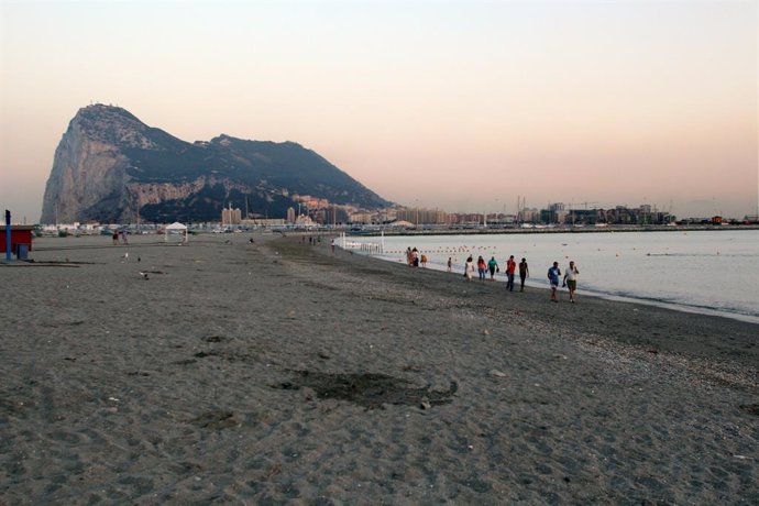 Archivo - Playa Española Desde La Que Se Ve El Peñón De Gibraltar