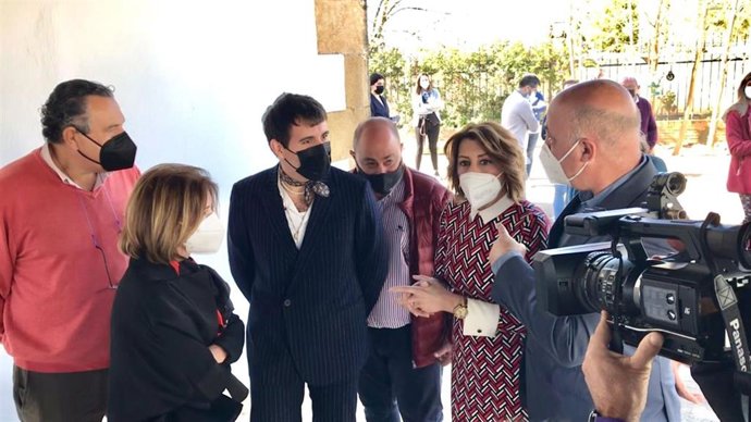 Susana Díaz visita la sede de la firma Palomo Spain junto al modisto, Antonio Ruiz y representantes del partido en Posadas.