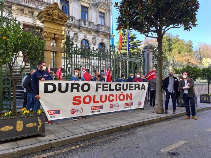 Archivo - Trabajadores de Duro Felguera se concentran en la Junta General en una imagen de archivo.