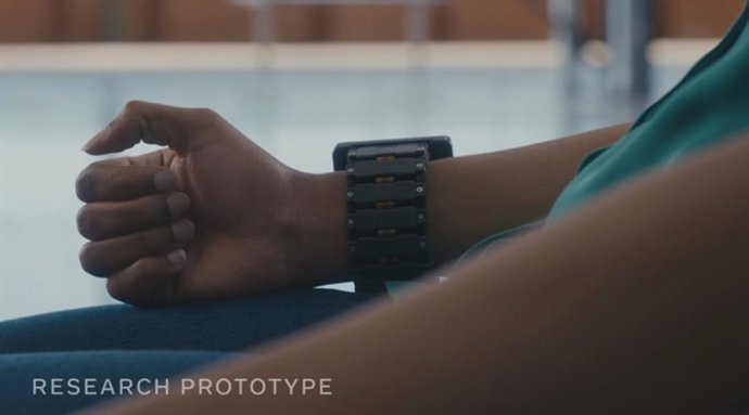 Prototipo de una pulsera inteligente que lee las señales nerviosas de la muñeca diseñada por Facebook.