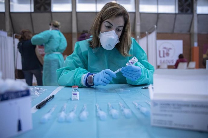 Personal sanitario durante la administración de la primera dosis de la vacuna AstraZeneca contra la Covid-19, foto de archivo