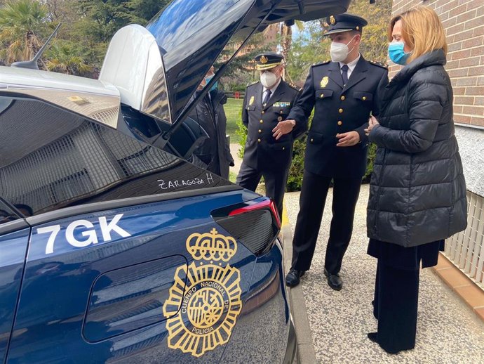 La delegada del Gobierno en Aragón, Pilar Alegría, en la presentación de los nuevos coches de la Policía Nacional.