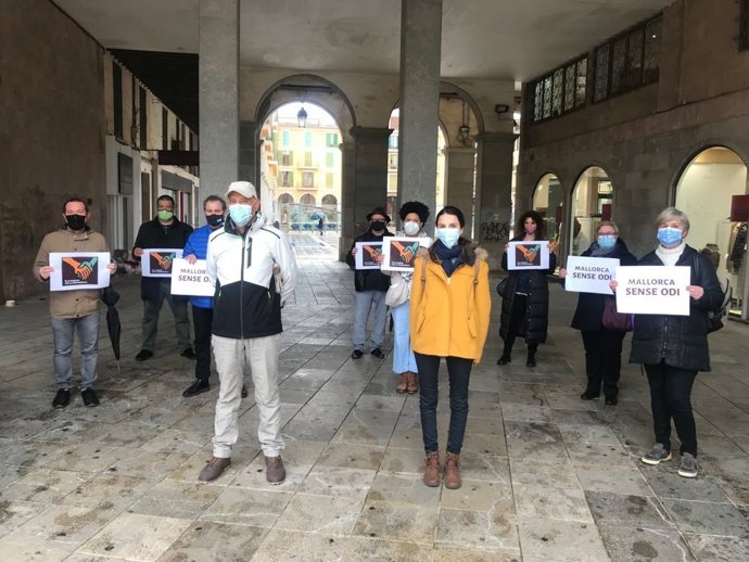 Una representación de las entidades de la Plataforma por la Democracia, durante la presentación del manifiesto 'Comprometidas por una Mallorca sin Odio'.