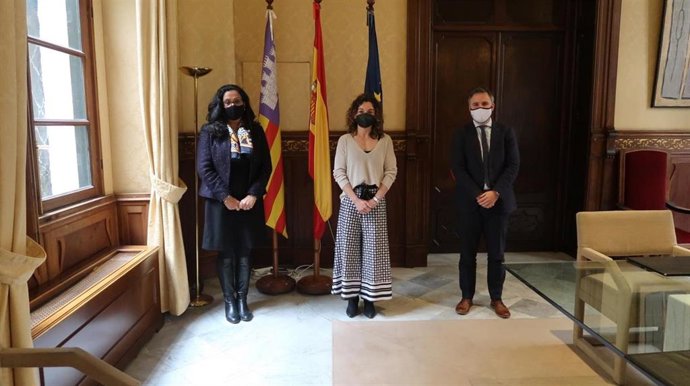 (I-D) La Decana Del Cuerpo Consular De Baleares Y Cónsul Del Reino De Marruecos, Nezha Attahar; La Consellera De Hacienda Y Relaciones Exteriores, Rosario Sánchez, Y El Director General De Relaciones Exteriores, Antoni Vicens.