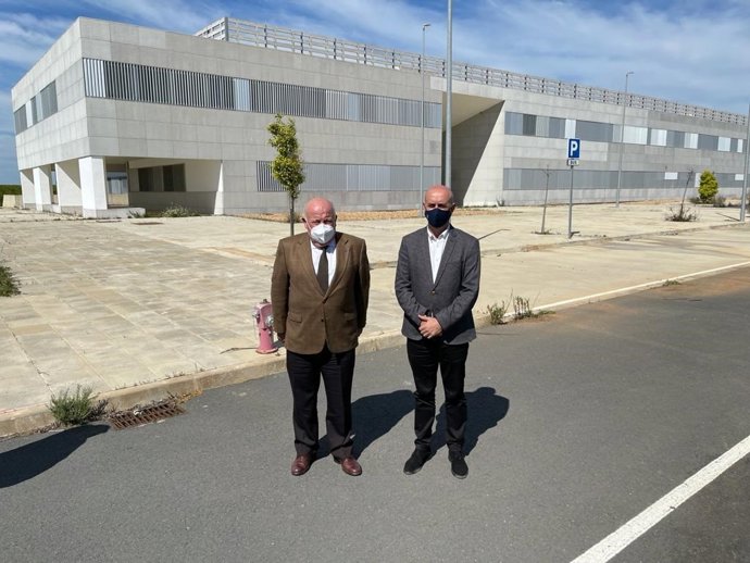 El consejero de Salud, Jesús Aguirre, junto al alcalde de Lepe, Juan Manuel González.