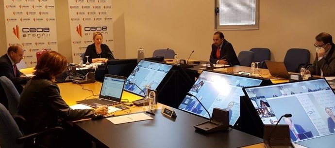 La consejera de Economía, Planificación y Empleo, Marta Gastón, participa en una reunión de la Comisión de Coyuntura Económica de CEOE Aragón.