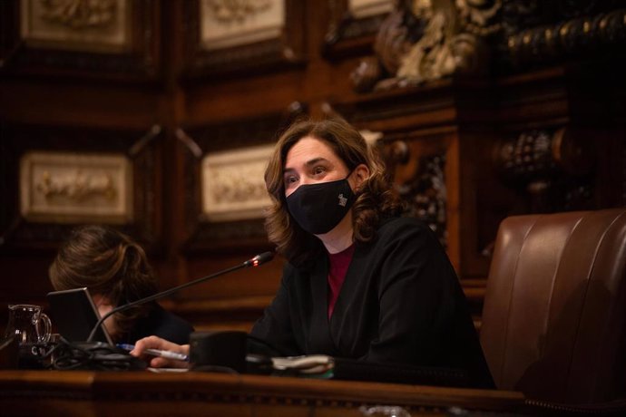 La alcaldesa de Barcelona, Ada Colau, durante una sesión plenaria del Consejo municipal del Ajuntament de Barcelona, Catalunya (España), a 26 de febrero de 2021. 
