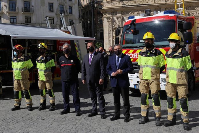 Juan Carlos Cabrera, junto a los nuevos vehículos del Servicio de Bomberos