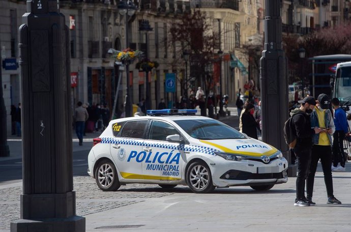 Un coche de Policía Municipal circula por el centro de Madrid, (España).