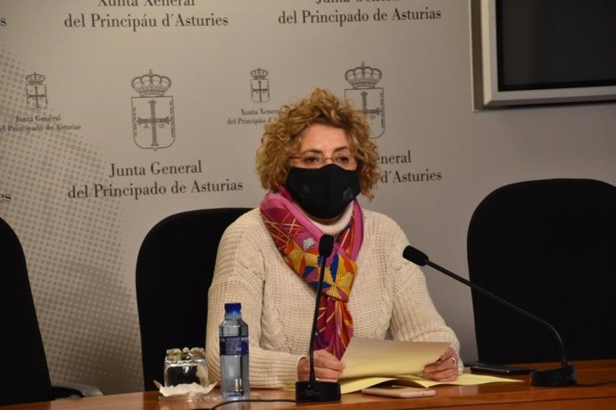 Archivo - La diputada del PP en la Junta General, Gloria García, en rueda de prensa.