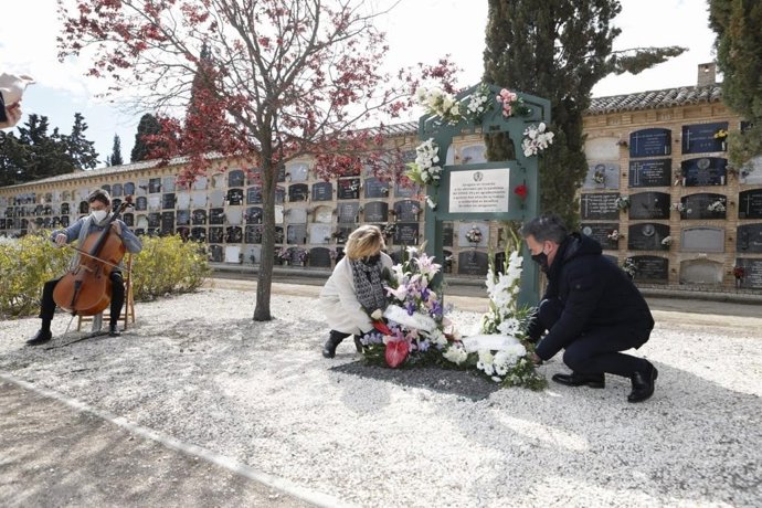 El consejero municipal de Urbanismo del Ayuntamiento de Zaragoza, Víctor Serrano, en un homenaje a los padres fallecidos por coronavirus en el Día del Padre