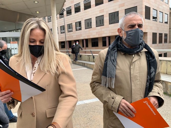 El líder de Cs, Carlos Carrizosa, y la diputada de Cs en la Diputación de Lleida, Maria Burrel.