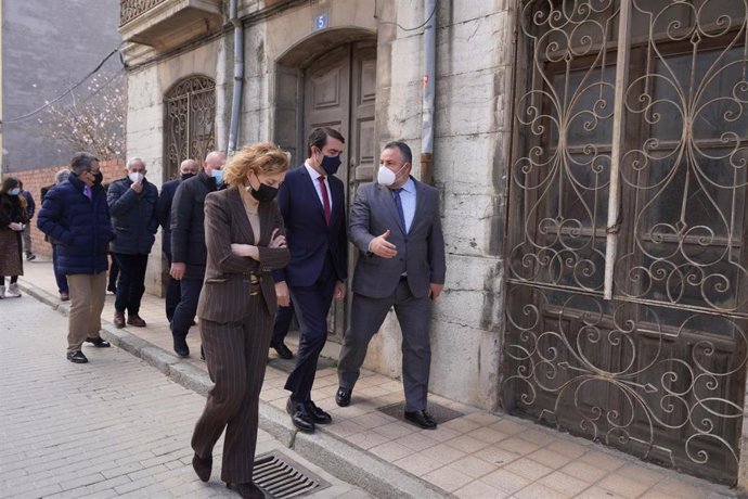 El consejero de Fomento y Medio Ambiente de la Junta de Castilla y León, Juan Carlos Suárez-Quiñones, y el presidente de la Diputación de León, Eduardo Morán, en su visita este viernes a Mansilla de las Mulas.