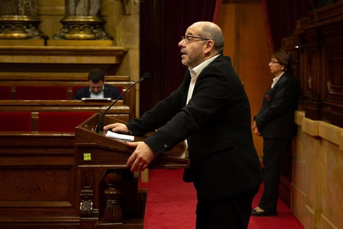 Archivo - El portavoz de Junts per Catalunya en el Parlament, Lluís Guinó, interviene en un pleno. 