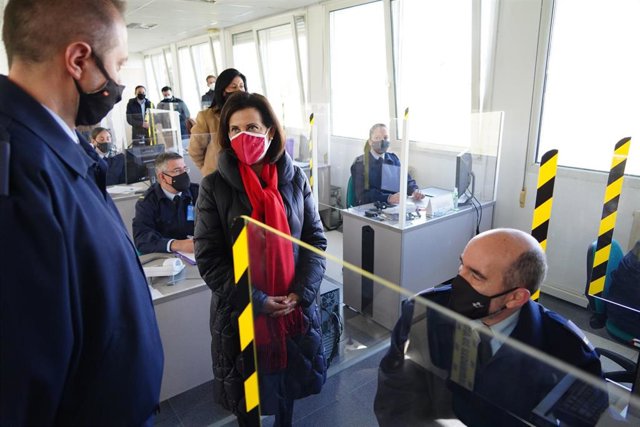 La ministra de Defensa, Margarita Robles, en su visita a la base  militar de Matacán, en Salamanca.