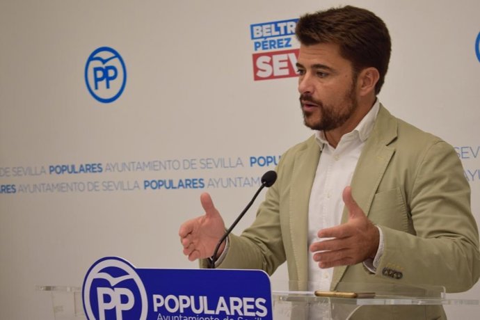 Archivo - El portavoz del PP en Sevilla, Beltrán Pérez, en rueda de prensa en una imagen de archivo
