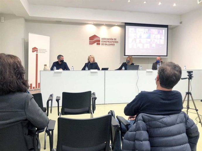 La presidenta de la Asociación de Constructores de Baleares (segunda por la izquierda), Fanny Alba, presenta en rueda de prensa el informe de coyuntura de 2020.