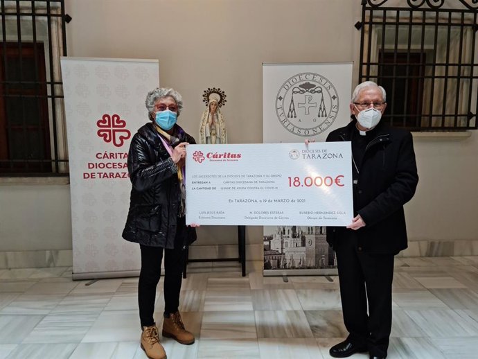 El obispo de Tarazona, monseñor Eusebio Hernández, entrega a Cáritas un cheque de 18.000 euros para ayudar a los afectados por la pandemia.
