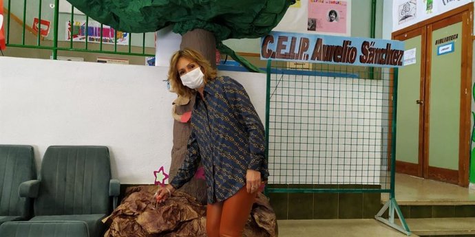 La delegada territorial de Educación y Deporte de la Junta en Córdoba, Inmaculada Troncoso, en su visita al CEIP Aurelio Sánchez de Peñarroya-Pueblonuevo