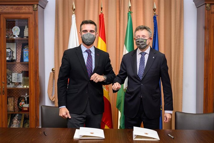 Firma del acuerdo entre Fernández-Pacheco y Cristóbal Martínez