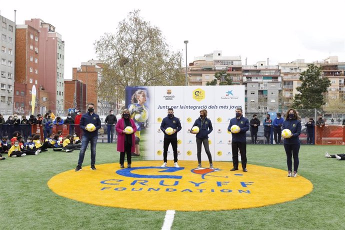 Inauguración del 'Cruyff Court' de L'Hospitalet de Llobregat con el jugador Jordi Alba y el presidente del FC Barcelona, Joan Laporta