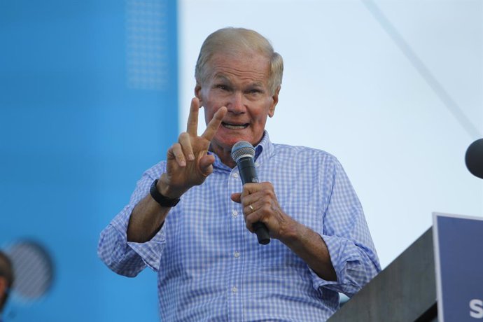 El exsenador Bill Nelson durante un acto de campaña de Joe Biden