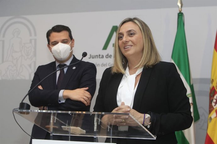 La consejera de Fomento, Infraestructuras y Ordenación del Territorio de la Junta de Andalucía, Marifrán Carazo, junto al alcalde de Córdoba, José María Bellido.