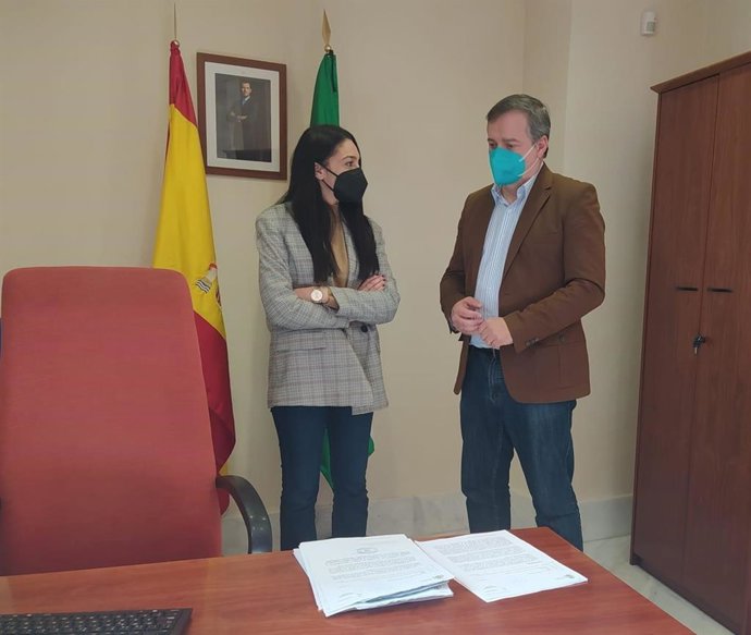 El delegado de Justicia junto a la jueza decana de Berja (Almería)