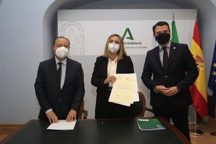 Representantes de la Junta, Ayuntamiento y entidad promotora en la entrega de suelo.