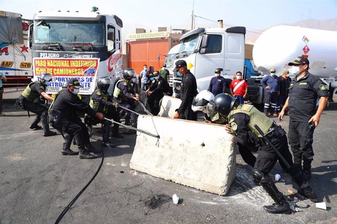 Agentes de Policía desbloquean una carretera durante una huelga de transportistas en Perú.