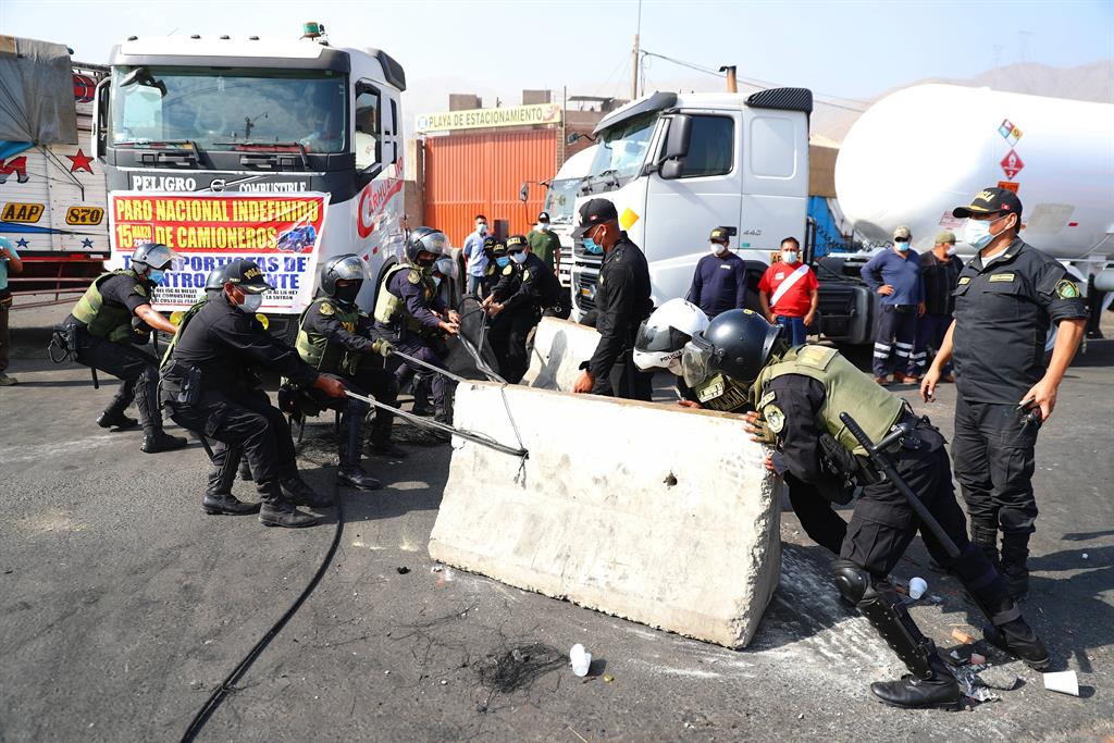 Perú. Detenidas cerca de 60 personas en Perú tras bloquear varias